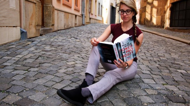 Knihy jako vášeň: Blonďatá Luc prozrazuje, jak se zorientovat ve změti knižních titulů