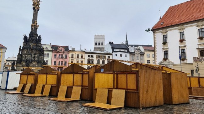 Trhy se chystají, vánoční strom se rozsvítí v neděli 21. listopadu 