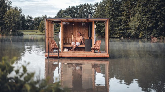 Dokonalý relax na vodě? Dopřejte si plovoucí saunu!