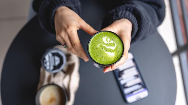 Káva vs. Matcha: Jaký je rozdíl a co si vybrat?