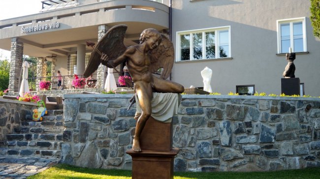 Šmeralova vila a její instalace soch mladých umělců